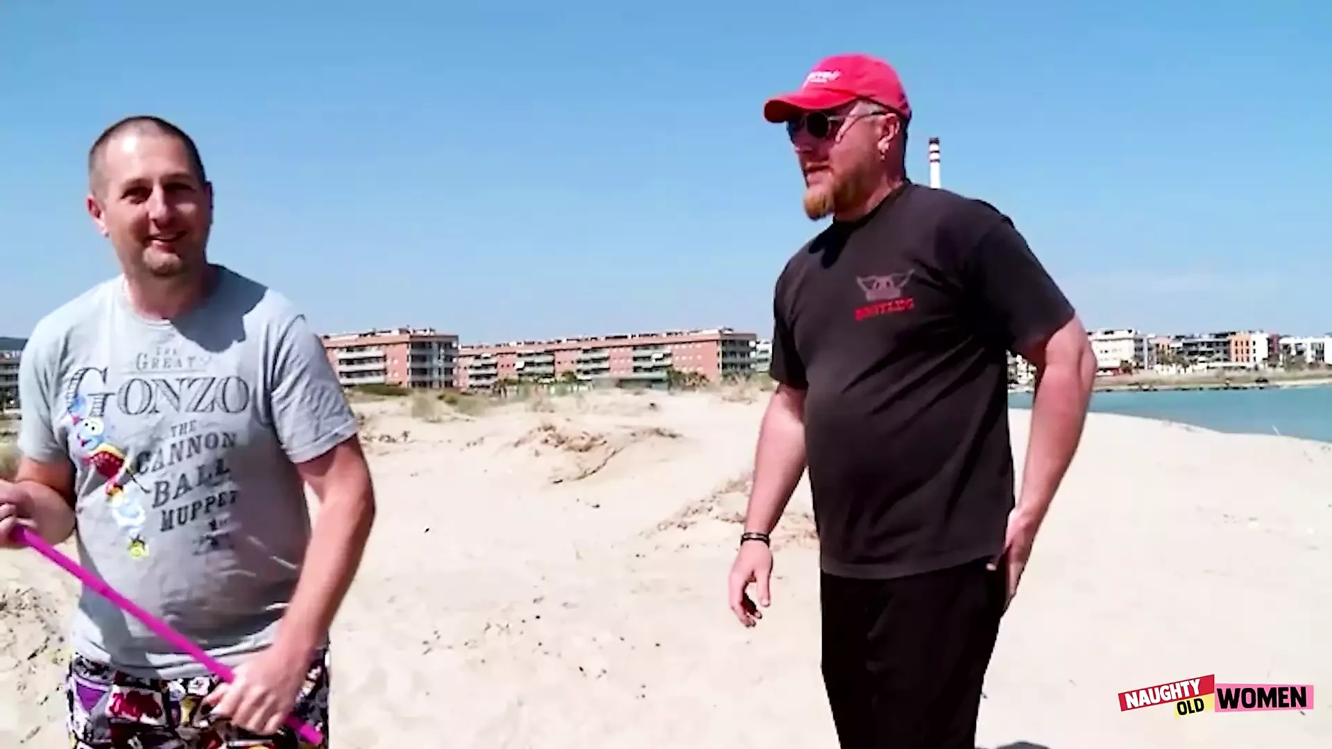 Två killar plockar upp en kinky brud på stranden och river alla hennes hål