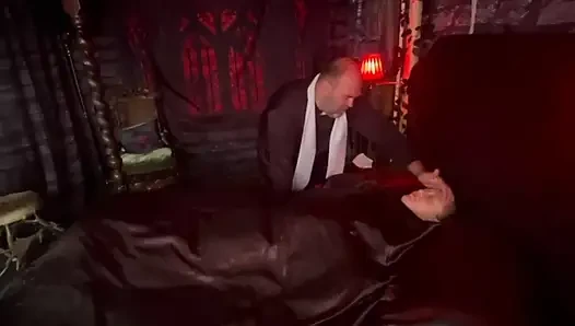 Bölüm 1:- Kraliçe vampir rahibi yarak emen bir fahişeye dönüştürüyor!