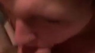 Une salope muette se fait baiser par la gorge