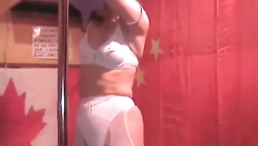 Kakek menawarkan penari striptis yang hot banget!