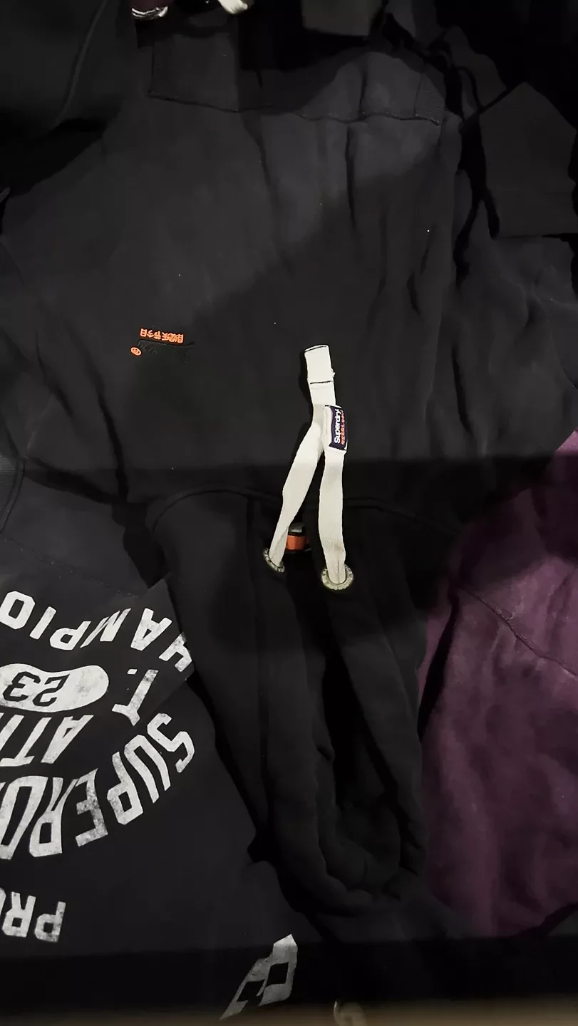 Cum en sudadera negra de superdry