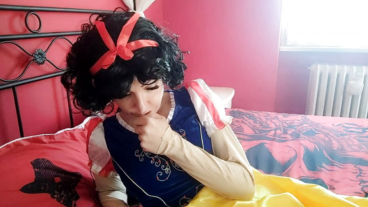 Snow white yang cantik banget ganas banget dan ngomong vulgar