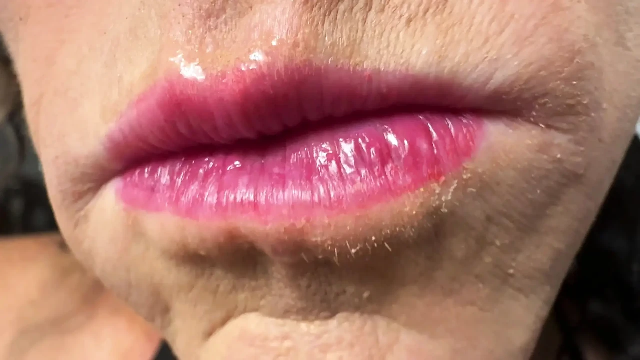邋遢的女神吞咽：我的嘴是你的毛茸茸的监狱