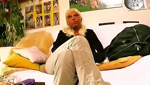 Sarışın orta yaşlı seksi kadın büyük pembe oyuncaklar tarafından genişletiliyor