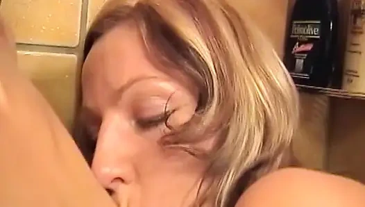 Cewek lesbian jerman saling jilat di kamar mandi