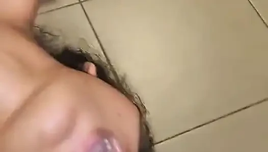 Kölem örümcek adamı taklit etti ve süt gırtlağına kadar baş aşağı durdu