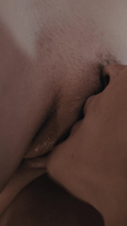 La vampire Tiffany Tatum fait des ciseaux lezdom