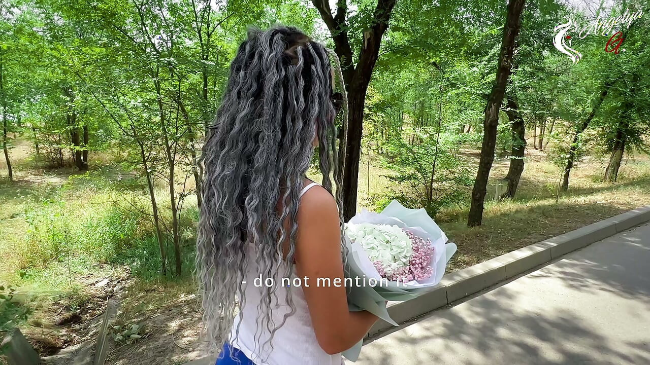 Acquaintance on street and fucked in home - She let herself get fucked for a bouquet of flowers.