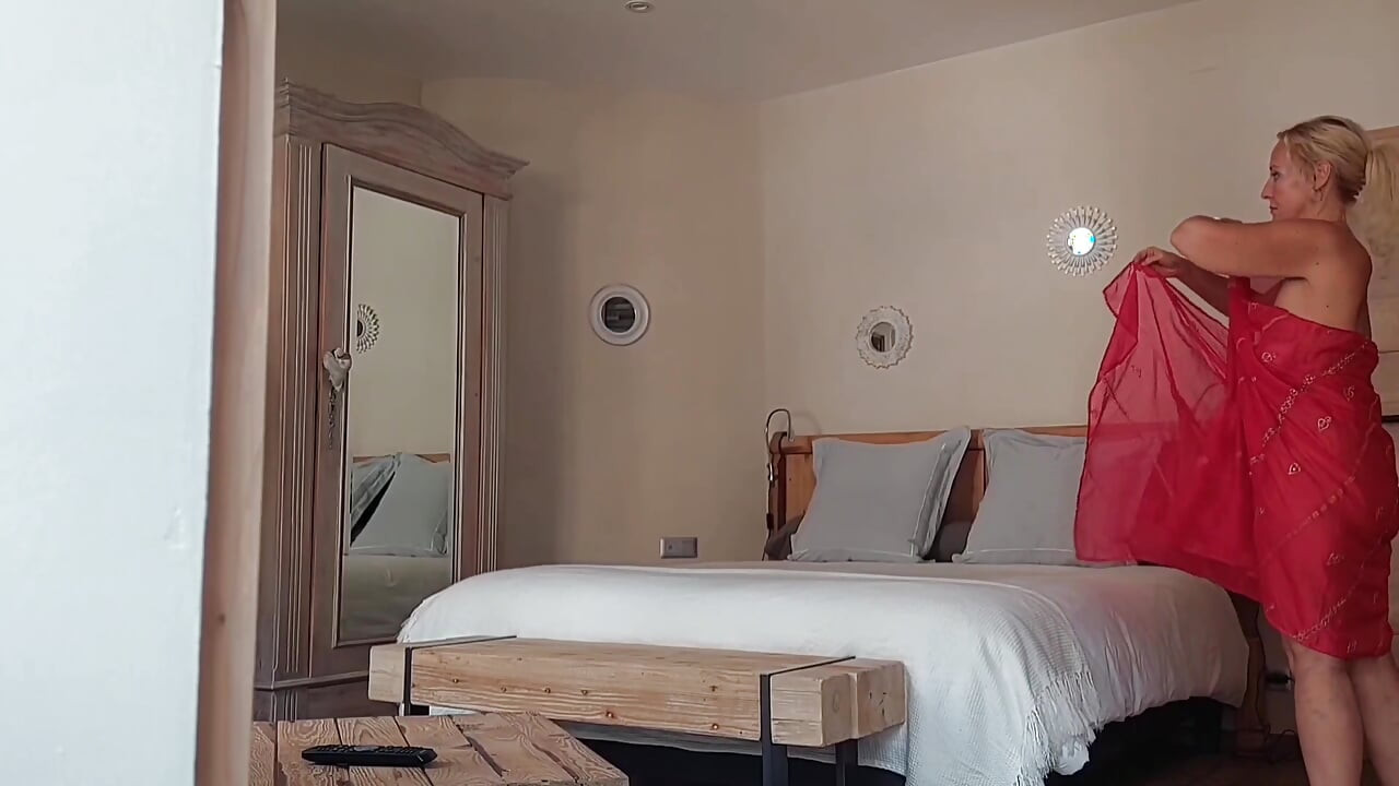 아름다운 금발의 미시 침대 쾌락