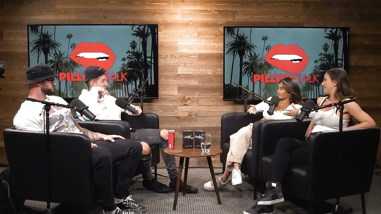 Cherie Deville se spoja sa Sara Rose u podcast studiju