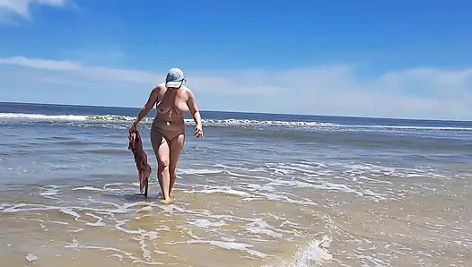 Amateurfilmen. Ein fkk spielt mit Wellen am meer.