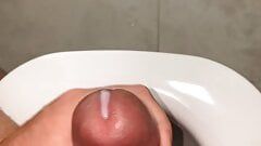 Une grosse bite se branle sur les toilettes et jouit fort