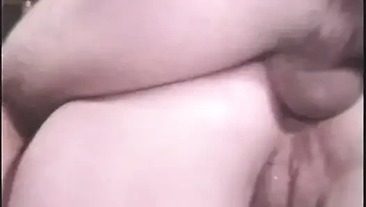 Olgun esmer orta yaşlı seksi kadın derinden sikiliyor ve döl damlıyor