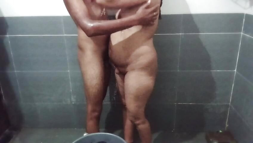 Jija apni sali ko nahate hue