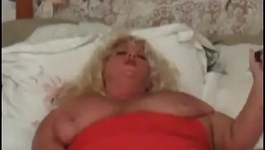 Bbw bad girls: cewek super semok lagi asik muasin memeknya dengan baju merah