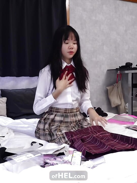 New Vibrator Arrived During Her Live Stream - Boyfriend Puts It to Use on Her