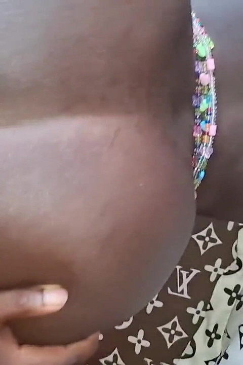 我用后入式操着这个荡妇的大屁股.