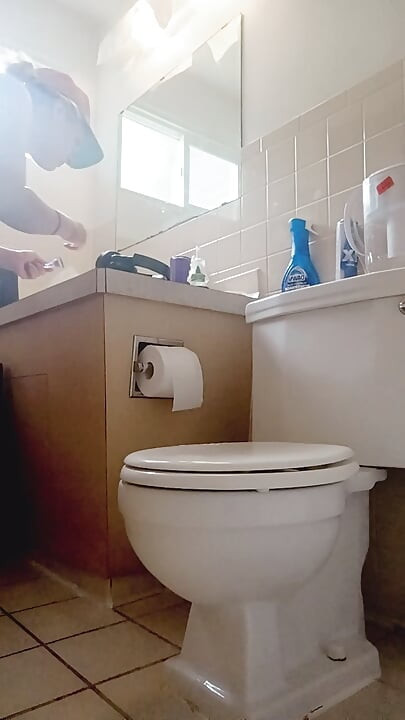 Hanya dalam kasus Anda ingin melihat .. Aku mencukur kakiku..
