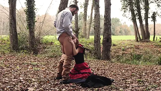 Cewek dengan rok polka dot dientot habis-habisan di hutan