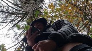 Culturista musculoso se está pajeando en el bosque