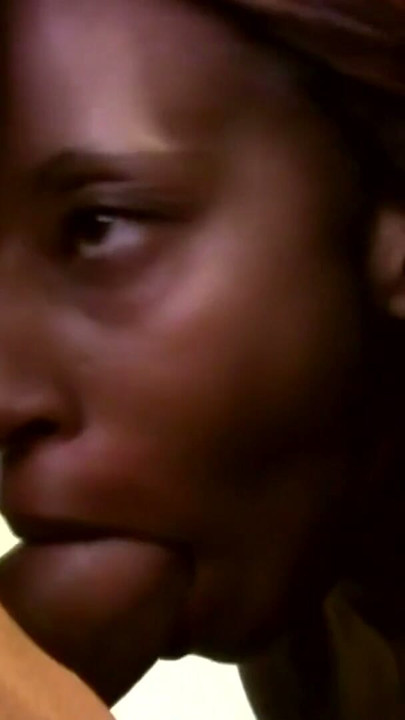 Fille noire sexy, plug anal et casting anal | Clip 1