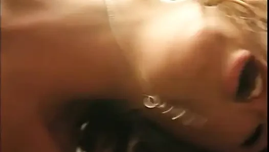 Schönes sexy teen mit kleinen titten von riesigem amateur-schwanz gefickt und in den mund gespritzt