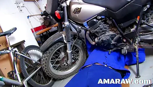 Küçük memeli esmer Alina Rose adamı boşaltıyor ve yüzüne boşaltıyor