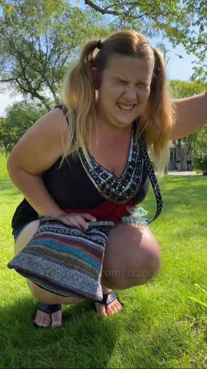Trzy intensywne orgazmy na zewnątrz – We-Vibe, edging, gruba, pulchna, krągła BBW MILF z twarzą orgazmu – Marie, ekshibicjonizm, fetysz | Klip 1