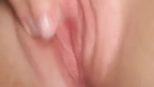 Ich bin so geil und mein Kitzler ist empfindlich. Wirst du mit mir spielen?
