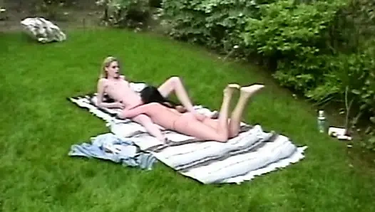 Girls School: Heiße Lesbenaction im Garten