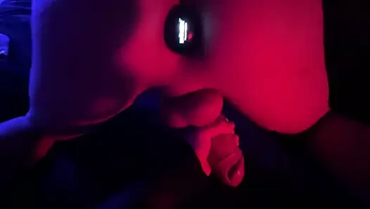 Kız erkek arkadaşına mastürbasyon yaparak ve ilk kez götünü yaparak domine ediyor