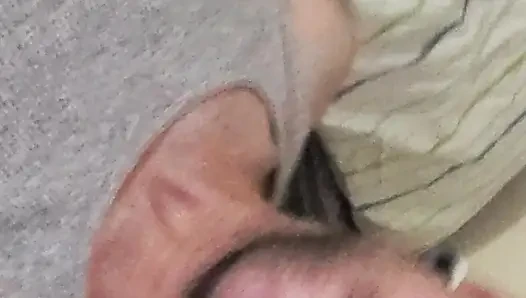 Normal boyutlu yarağımla oynuyorum