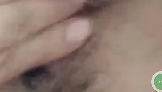 Играю с ее мокрой киской крупным планом