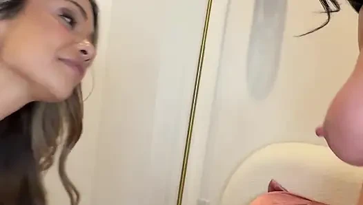 Seks threesome nakal bareng jennifer white dan ava amira - vertikal