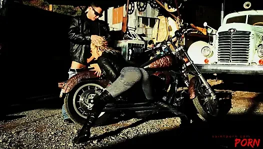 Kiara Diane получает офф-роуд и выстрел в сисечки от мясистого члена