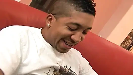 Memek hitam panas dengan stoking jala disetubuhi dengan keras oleh kontol hitam besar