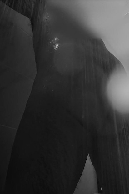 异性恋男人在淋浴时用假阳具自慰（第1部分）