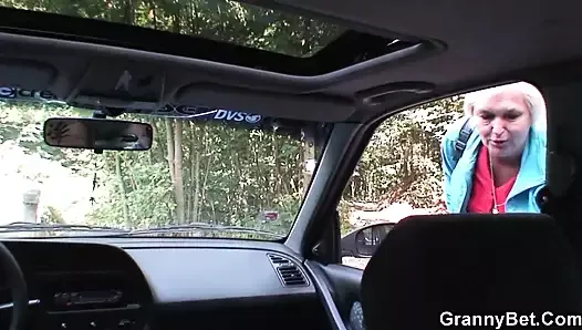 Une mamie blonde de 80 ans chevauche sa bite en auto-stop