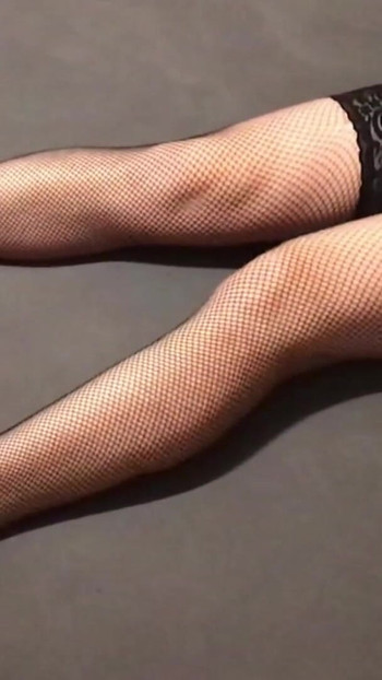 Nezaboravan trenutak iz filma "Dugonoga transvestita u mrežastim čarapama, donjem rublju"