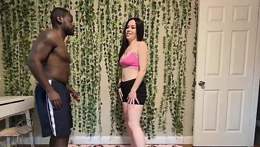 Jasmin jai latihan bareng instruktur kebugaran