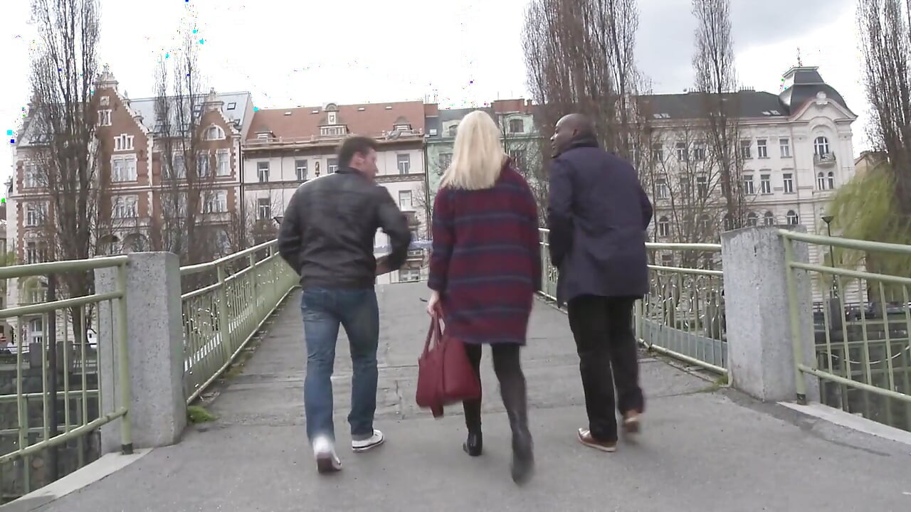 Sexy blondine lutscht einen großen schwarzen schwanz und wird von einem gut bestückten schwarzen hengst mit der hilfe ihres ehemanns gefickt