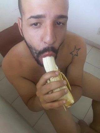 Ho succhiato la banana e mi sono divertito gustoso