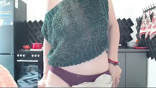 плевки по сисям текут до волосатой пизды