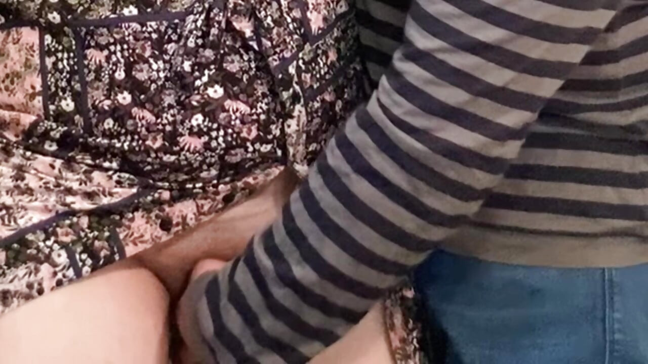 Hice que un extraño me frote el coño en el metro