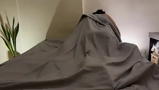 Unter den bettlaken, wo küsse zu geheimnissen werden und berührung alles sagt alles