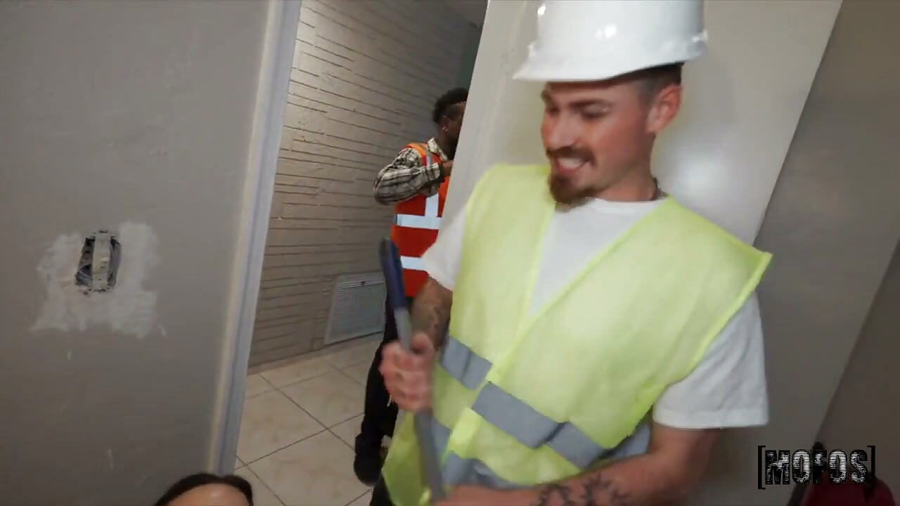 Vamos Postar - PAWG é passada de mão em mão no canteiro de obras