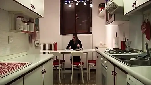 Geile MILF weit gedehnt von pulsierendem schwanz im dampfenden fick