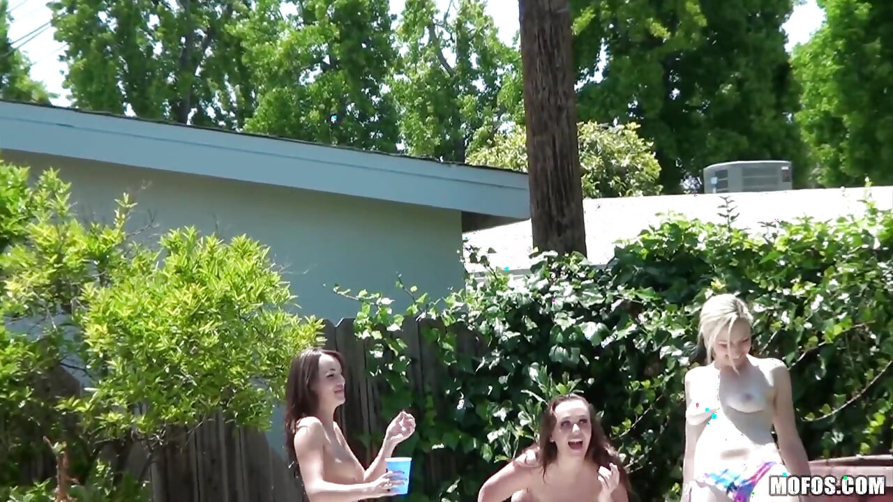 Pervers på patrulje - Vellystige Rylie Richman og Chloe bliver fanget på kamera under en våd og vild trevejspool 3some