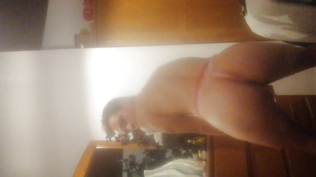 Sissy bijela kurva femboy twerka i hoda po ružičastoj čednosti