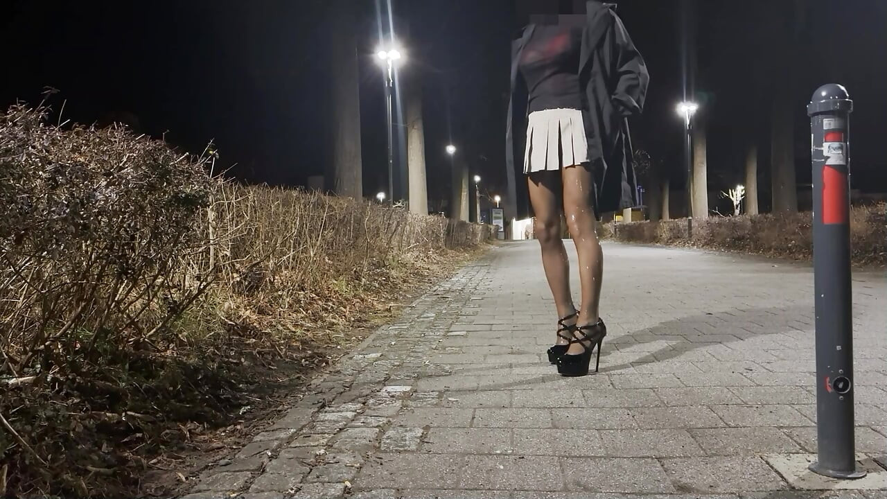 Разходка в моите черни прозрачни латексови чорапогащи с високи токчета